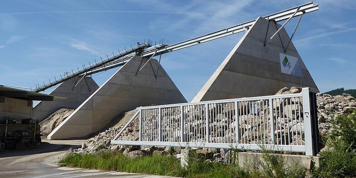 100 Meter lange Förderbandanlage auf Kieswerk mit BREVETTI-Kabelkette